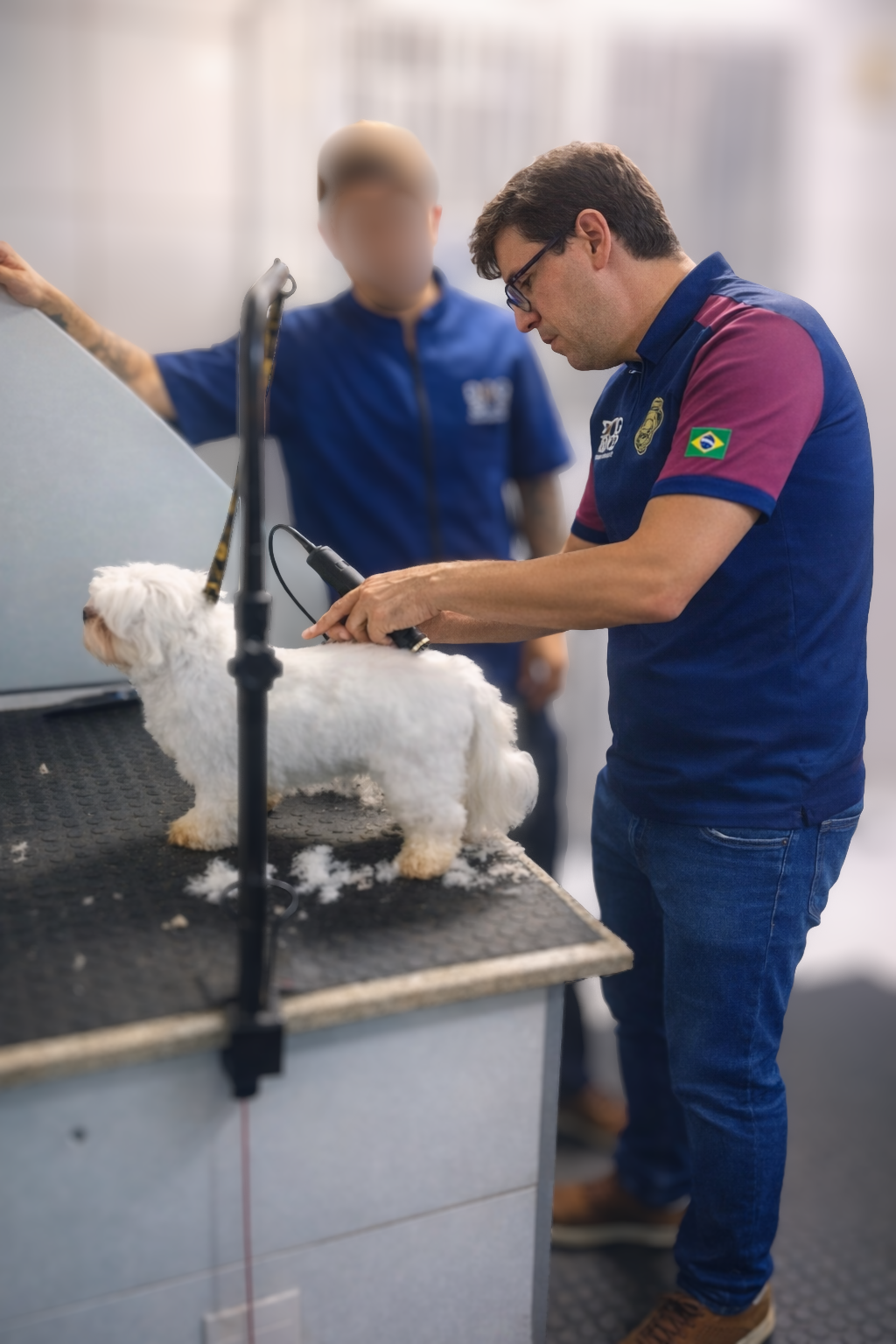 André Castro ministrando aula prática de banho e tosa